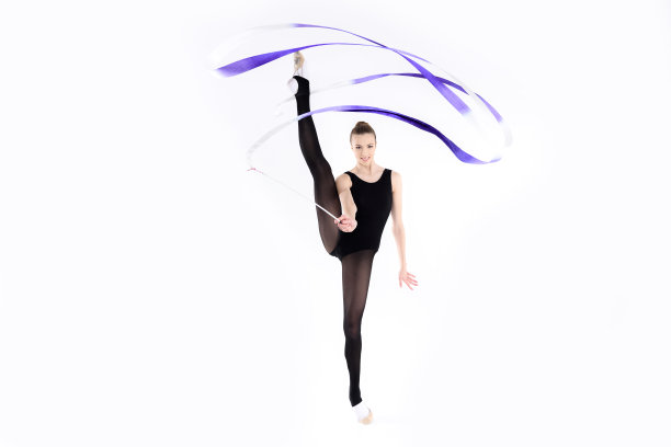 微笑的年轻艺术体操运动员带着带子，看着镜头图片下载