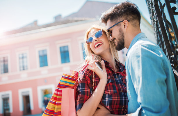 购物时间。购物中的漂亮情侣。消费主义、购物、生活理念图片下载