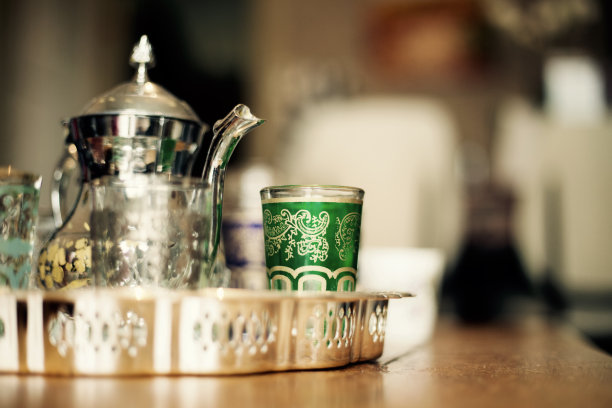 摩洛哥茶树与玻璃和托盘图片下载