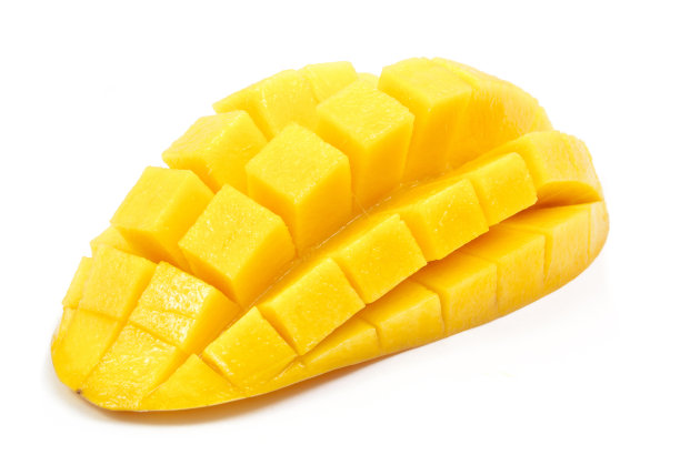 芒果片切成小方块靠近孤立的白色背景图片下载