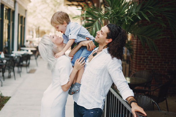 美丽年轻的家庭图片下载