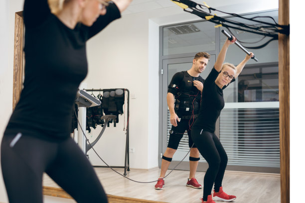 女教练教运动员的镜像图片下载