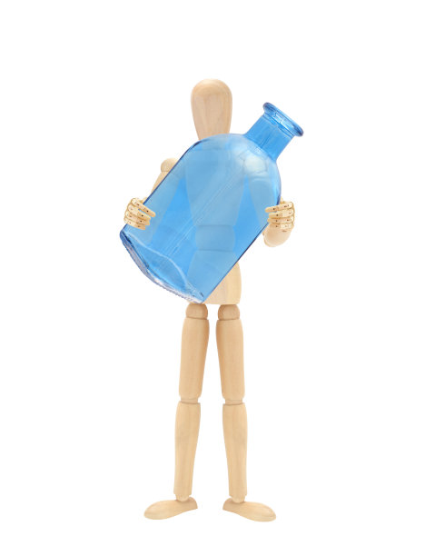 拿着蓝色空瓶子的人体模型图片下载