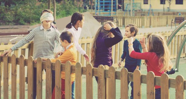 孩子们在街上玩《死人图片下载