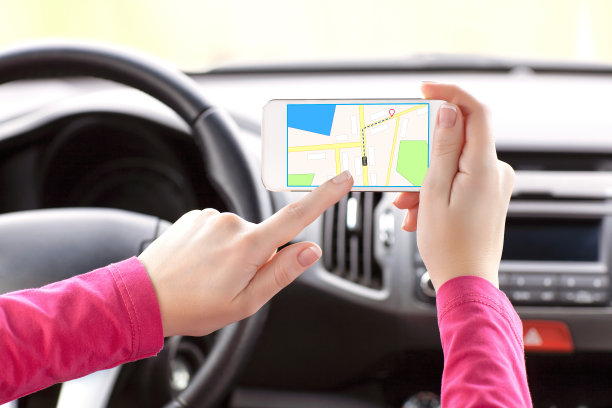 女司机手持带有导航界面的手机图片下载
