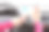 女司机手持带有导航界面的手机图片下载