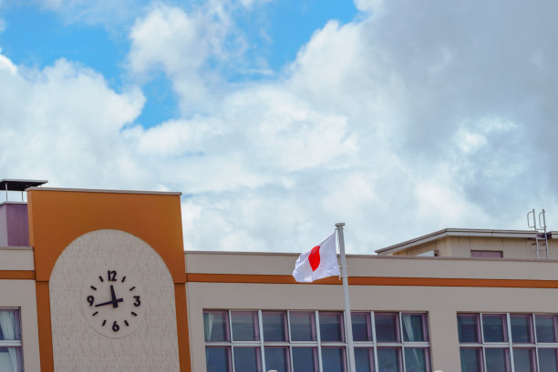 日本国旗在学校升起图片下载