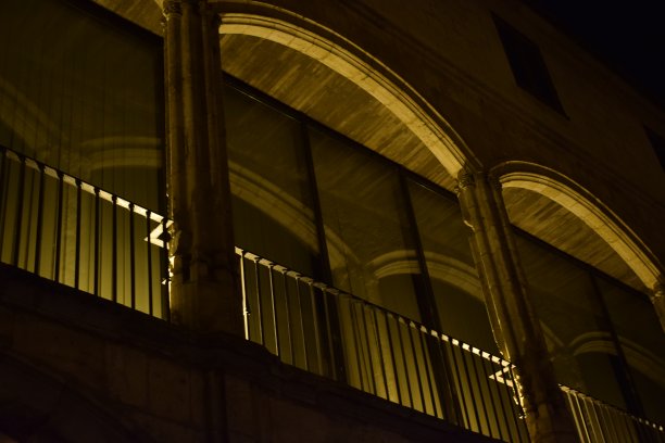 窗户在夜里亮着。图片下载