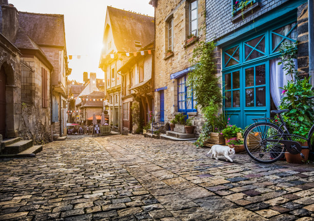 日落时分的欧洲老城，复古复古的Instagram风格滤镜和镜头光晕效果素材图片