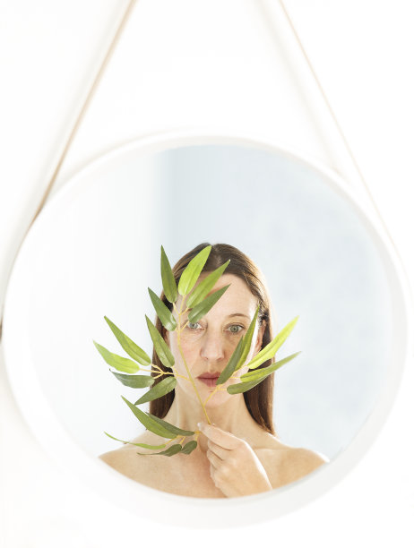 镜中的法国女人图片下载