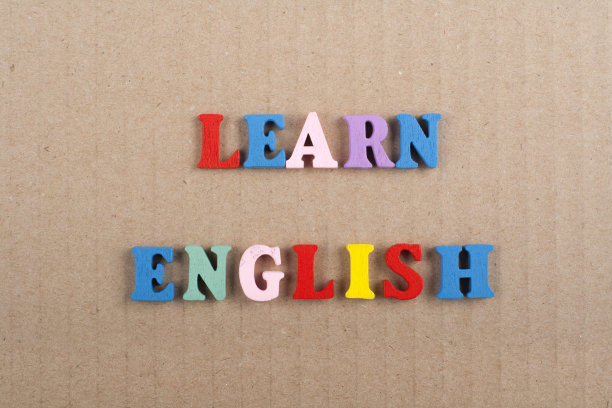 在纸背景上用彩色字母积木组成的英语单词，有广告文字的复制空间。学习英语概念图片下载