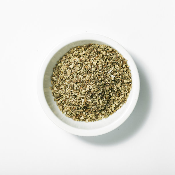 一碗干牛至叶孤立在白色，俯视图图片下载