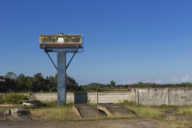 蓝天背景下的乡村老水箱。图片下载