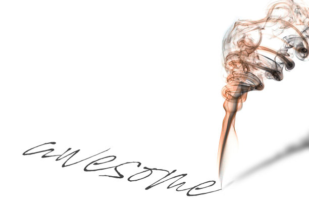“awesome”这个词是用一支烟雾笔手写在白色的表面上的图片下载