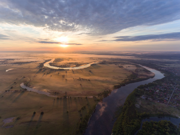 鸟瞰河上日出，飞越河上晨雾图片下载