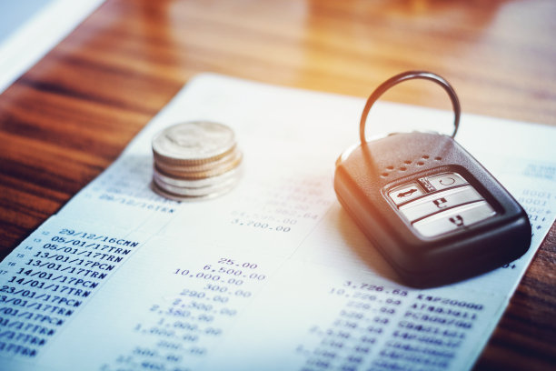 汽车保险，汽车遥控和会计帐簿在金融和银行概念图片下载