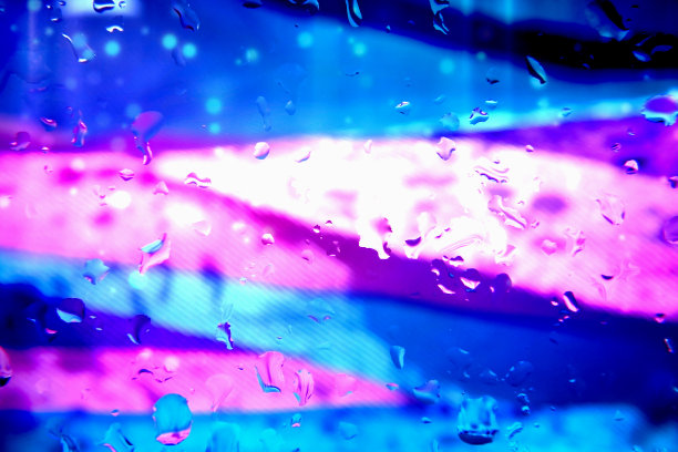 摘要积极的背景。雨落在玻璃上。图片下载