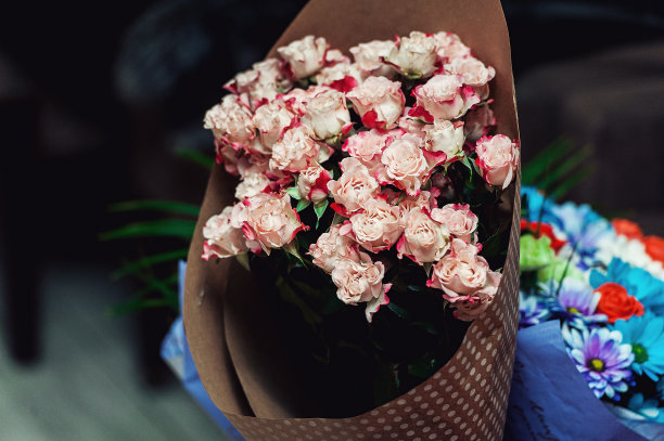 纸包着一束粉红色的玫瑰图片下载