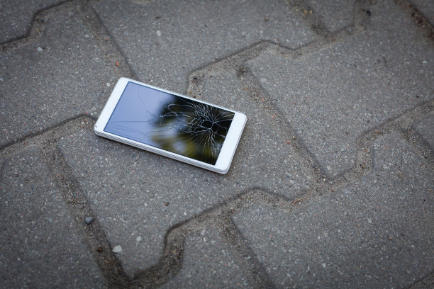 手机碎屏躺在人行道上图片下载