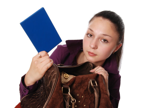 拿着考卷的学生图片下载