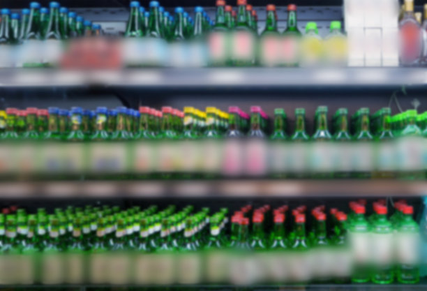 超市里展示的各种口味的散焦烧酒图片下载
