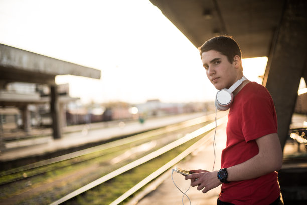 火车站里的酷男孩图片下载