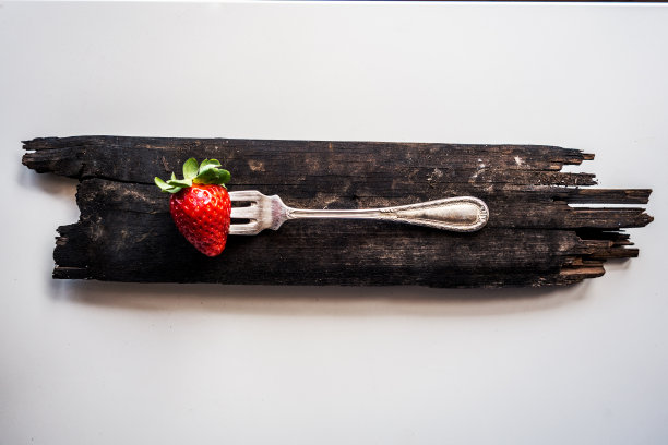 叉子里的草莓图片下载