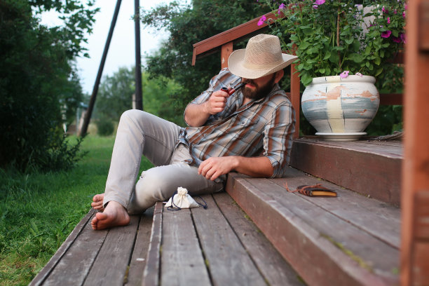 室外男子烟管图片下载