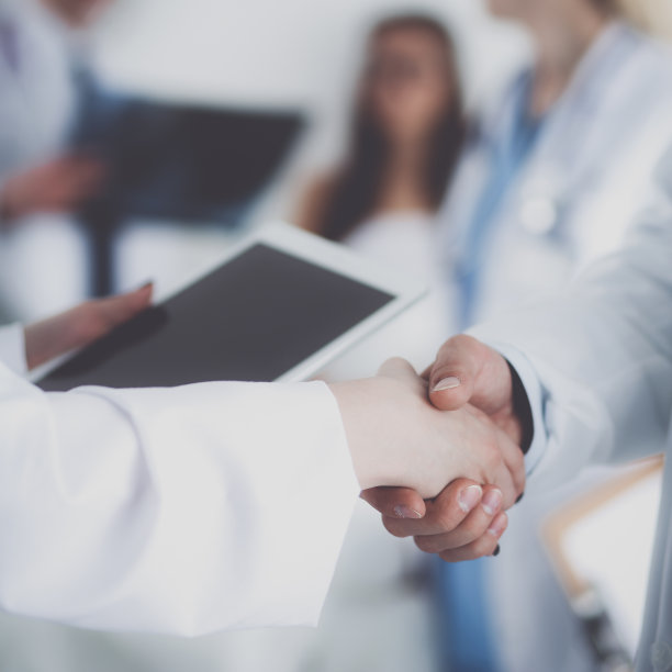 年轻的医务人员在办公室握手图片下载