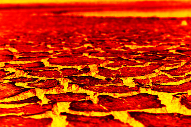 火山爆发后热红开裂地面纹理图片下载