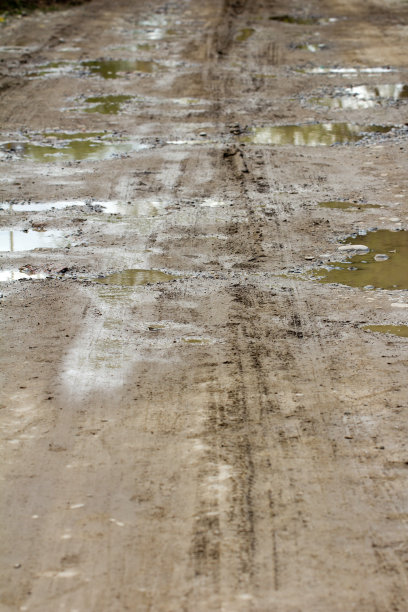 路上有水坑图片下载