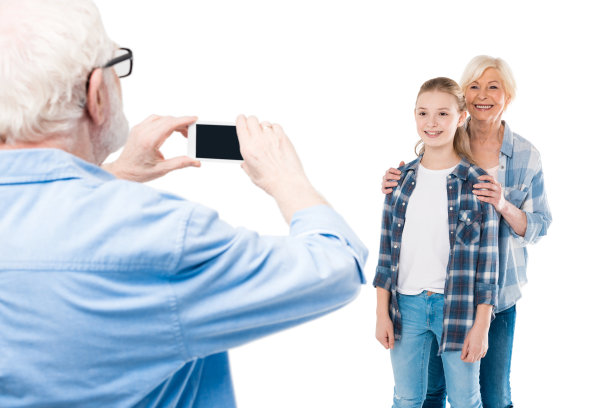 爷爷在白色上拍着孤立的孙子和祖母的照片图片下载