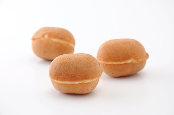 婴儿kasutera 3球海绵蛋糕在白色的背景图片下载