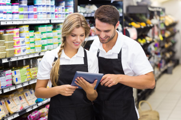 两名同事正在用平板电脑微笑素材图片