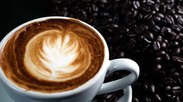 拿铁艺术和牛奶花卡布奇诺咖啡图片下载