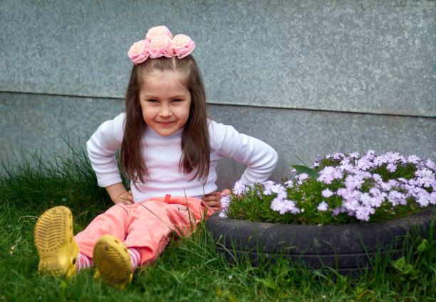 一个夏天在户外的小女孩的肖像图片下载