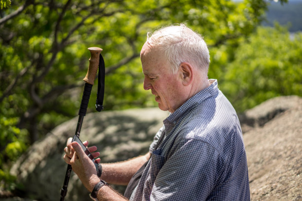 男人在智能手机上阅读步骤图片下载