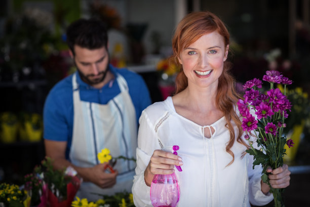 女人捧着一束花，男人在准备花束图片下载