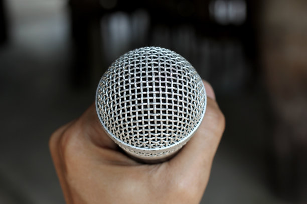 麦克风在一个男人的手上图片下载