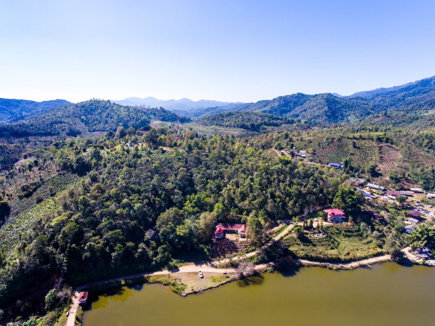 鸟瞰山上的部落村庄和湖泊图片下载