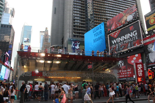 美国纽约——2012年7月28日:时代广场的广告牌。时代广场是纽约市著名的十字路口。图片下载
