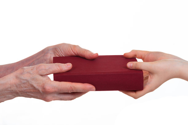 老人的手和孩子的手都拿着一本书图片下载