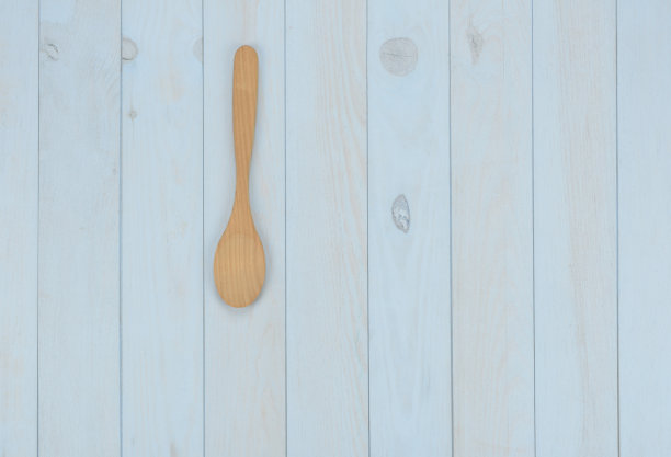 蓝色背景上的木勺图片下载