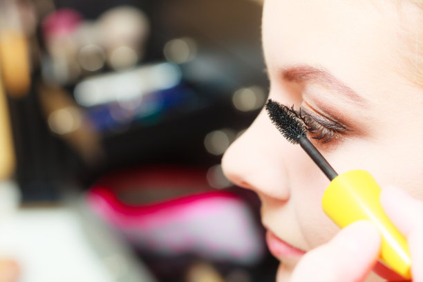 近距离的女人化妆，睫毛膏图片下载