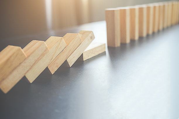 解决方案和多米诺效应的概念。稍微不聚焦的特写镜头。有选择性的重点。图片下载