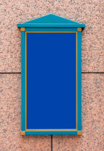 红色石墙上的绿色木制标识与蓝色复制空间图片下载