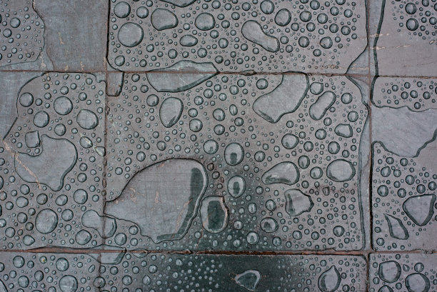 水在石板栈道上创造各种形状。图片下载