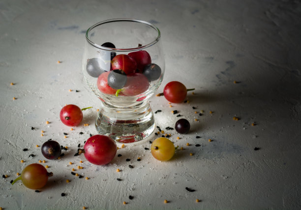 醋栗和黑醋栗在一个透明的玻璃白色背景上。图片下载