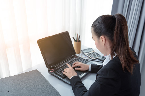 商务女性使用笔记本电脑图片下载