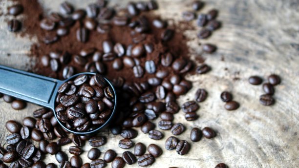 深色烘焙咖啡和勺子图片下载